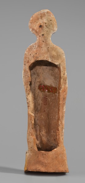 Male figurine, unknown Boeotian workshop. Standing man on a high quadrangular base, arched at the