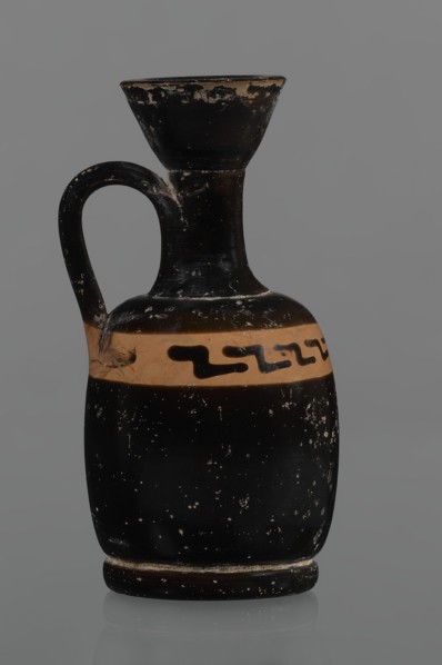 Black-finned aryballois lekythos. Large, ring-shaped foot. The body is rather squat, barrel-shaped