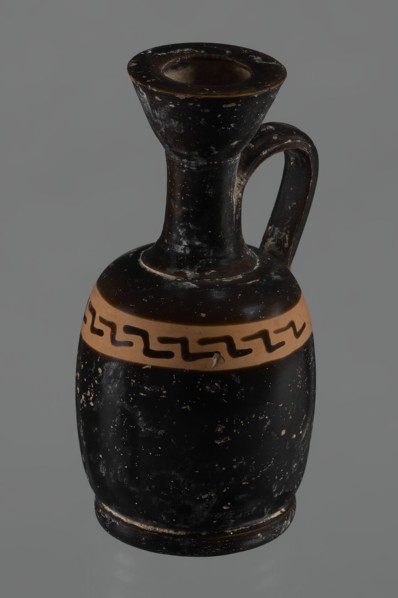 Black-finned aryballois lekythos, /workshop. Lekythos in black-finned pottery. Large ring-shaped