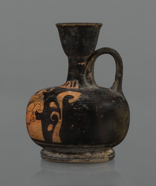 Red-figure aryballos lekythos, unknown Campanian workshop. A squat lekythos with a ring-shaped foot