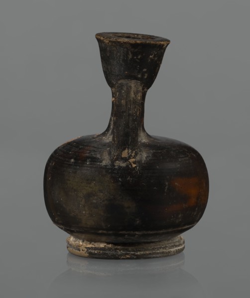 Red-figure aryballos lekythos, unknown Campanian workshop. A squat lekythos with a ring-shaped foot