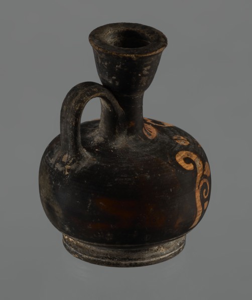 Red-figure aryballos lekythos, unknown Campanian workshop. A squat lekythos with a ring-shaped foot