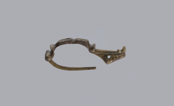 Arched fibula, unknown Roman workshop. Fibula with an arched hoop decorated with two crossbars and
