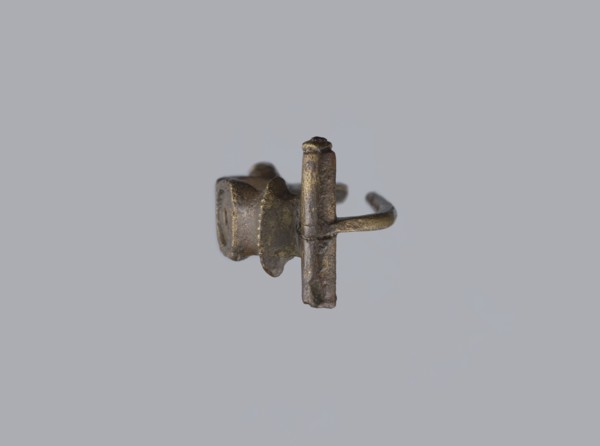 Arched fibula, unknown Roman workshop. Fibula with an arched hoop decorated with two crossbars and
