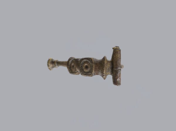 Arched fibula, unknown Roman workshop. Fibula with an arched hoop decorated with two crossbars and