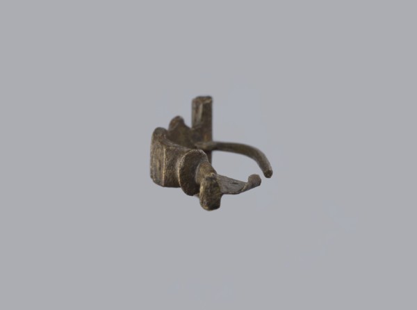 Arched fibula, unknown Roman workshop. Fibula with an arched hoop decorated with two crossbars and