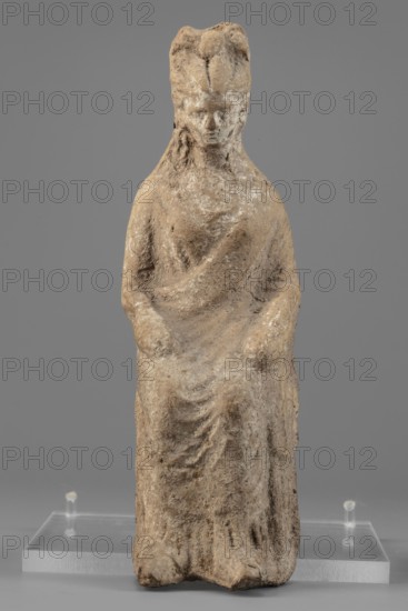 Female figurine, unknown creator/workshop, Female figure in a seated position, slightly leaning