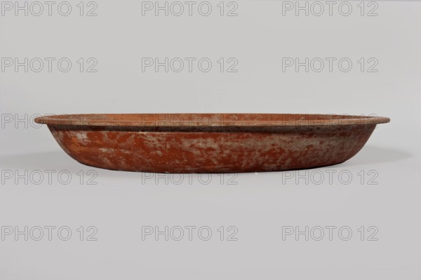 Terra sigillata plate. Plate with a flat bottom and almost vertical side walls. Narrow, flat rim.