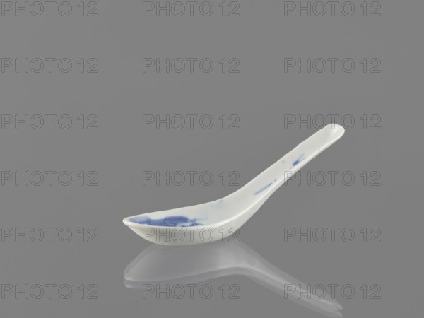 Spoon, bats iconography, ceramics, Harbin China, figurative scenes, blue and white porcelain, Qing