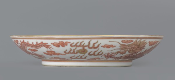 Plate. Decorated in the mirror and on the outer wall with a pair of dragons with a pearl among