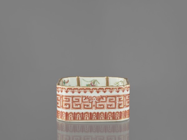 Vessel, Chinese, Qing dynasty Daoguang period, 1821–1850. Porcelain, polychrome enamel decoration;
