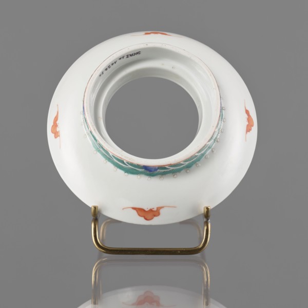 Bowl stand. Porcelain shard in the form of a ring with white glaze; decoration painted with
