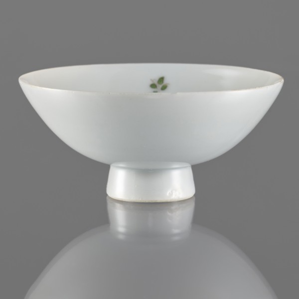 Bowl on a high foot, Porcelain bowl with white glaze and overglaze painted decoration of birds and