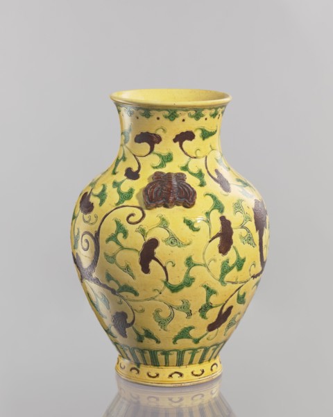 Vase., Chinese, Qing dynasty 1644–1911. Ceramic vessel, 19th century. With a low foot; neck