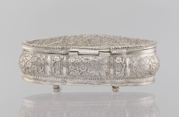 Box with lid; maker, Indian; plant ornament; 19th/20th century, India; height 4.5 cm, width 12.5