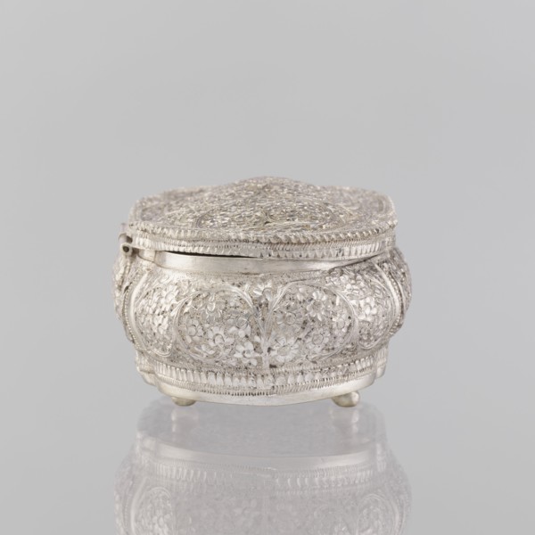 Box with lid, Indian, 19th/20th century, India; plant ornament; height 4.5 cm, width 12.5 cm, depth