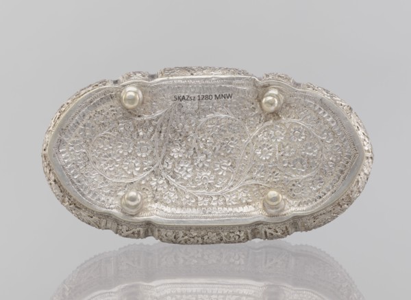 Box with lid, plant ornament, 19th/20th century, India, height 4.5 cm, width 12.5 cm, depth 6.5 cm,