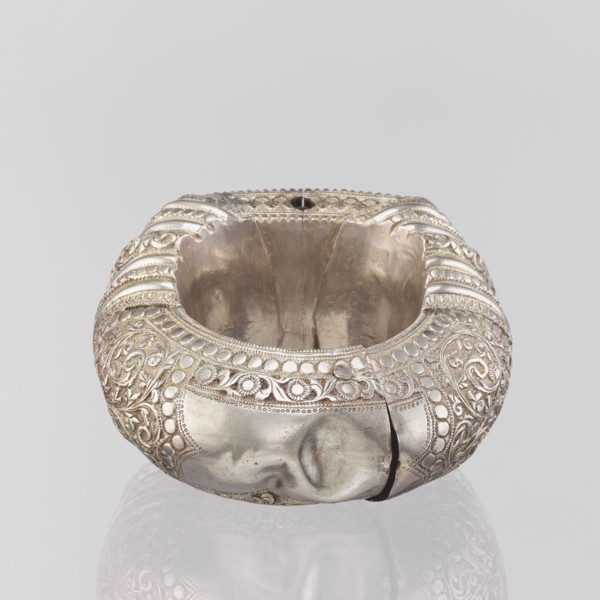 Bracelet, South Asian, Indian. Ring-shaped bracelet decorated with a stylized tendril; rectangular
