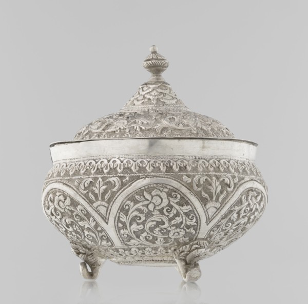 Vessel with a lid, Islamic art, Turkish culture, Ottoman dynasty 1299–1922, plant ornament,
