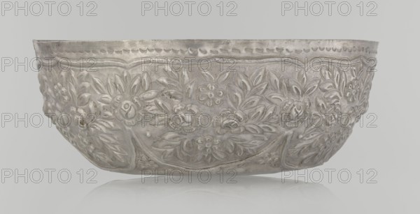 Bowl, Islamic art, Turkish, Ottoman dynasty 1299–1922, floral ornament, plant ornament, wall