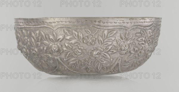 Bowl, late 19th century, Turkey, Ottoman dynasty 1299–1922; ceramic vessel decorated with floral