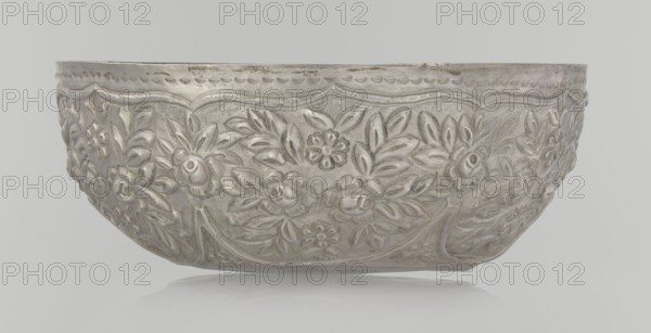 Bowl, late 19th century, Turkey, Ottoman dynasty 1299–1922; ceramic vessel decorated with floral
