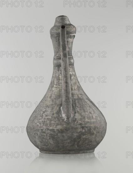 Jug aftabe, repossession provenance; Islamic art; Islamic culture; jug for water; geometric