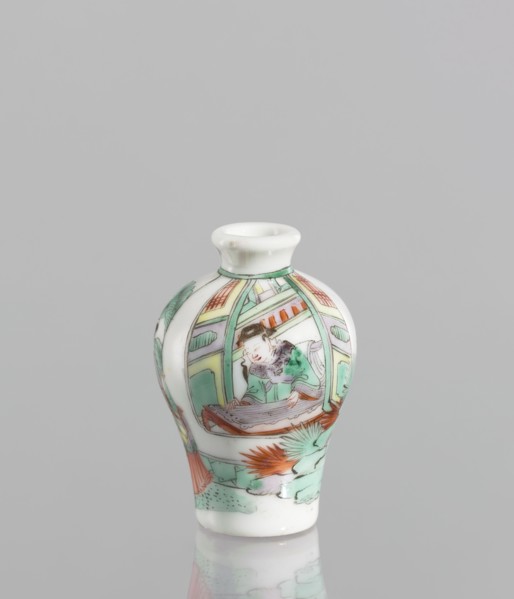 Flask - Snuffbox, Chinese, 18th century. A baluster-shaped flask, significantly widened at the