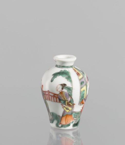 Flask - Snuffbox, Chinese, 18th century. A baluster-shaped flask, significantly widened at the