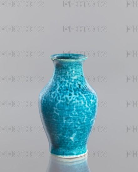 Vase, maker, Chinese, Qing dynasty 1644–1911, 2nd half of the 18th century, glazed crackleware