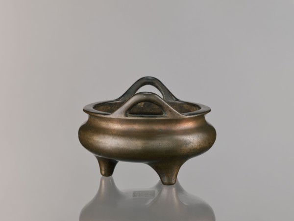 Li-type incense burner, Chinese, Qing dynasty 1644–1911, 18th century. Round, flattened Li-type