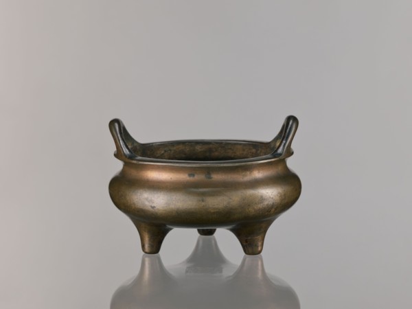 Li-type incense burner, Qing dynasty 1644–1911, 18th century, Chinese, round flattened form on