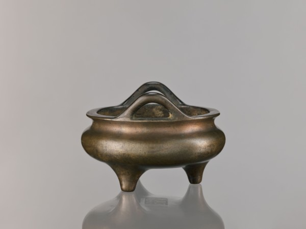 Li-type incense burner, Chinese, Qing dynasty 1644–1911, 18th century. Round, flattened Li-type
