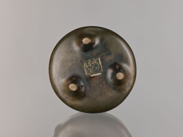 Li-type incense burner, Chinese; Qing dynasty 1644–1911, 18th century; round, flattened incense