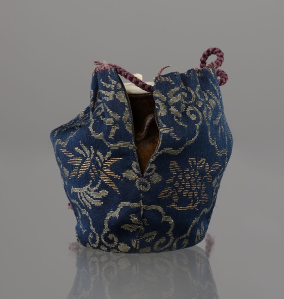 Tea canister chaire of the mimitsuki type. Brown container with two handles and a lid in a navy