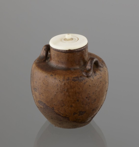 Tea canister chaire of the mimitsuki type. Brown container with two handles and a lid in a navy