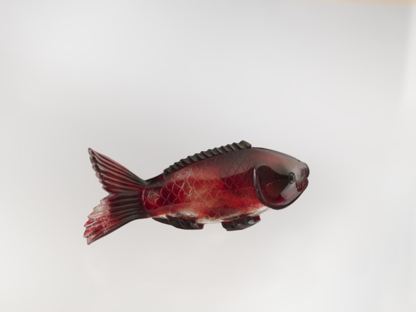 Snuffbox, carved with carp fish, Chinese, Qing dynasty 1644–1911, glass stained purple with gold