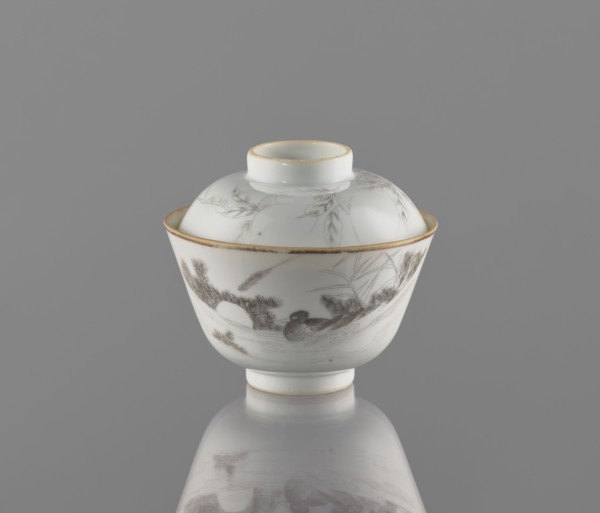 Bowl with a lid, decorated ceramics colored porcelain, Chinese art, Qing dynasty, Tongzhi