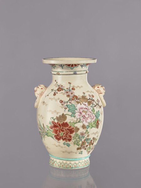 Vase, decorated with flowers and lions in satsuma ware; Japanese ceramics with cracklework