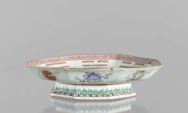 Platter;, Colored porcelain, Qing dynasty Tongzhi period, 1862–1874, China. Decorated in the mirror