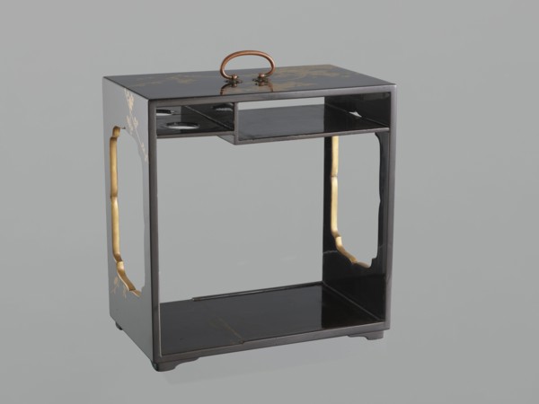 Portable picnic set sagejûbako, Rectangular cabinet without side walls on a stand with two stacked