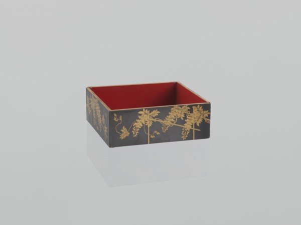 Portable picnic set sagejûbako, Rectangular cabinet without side walls on a stand with two stacked
