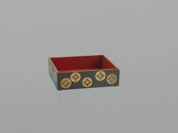 Portable picnic set sagejûbako, Rectangular cabinet without side walls. On a stand there are two
