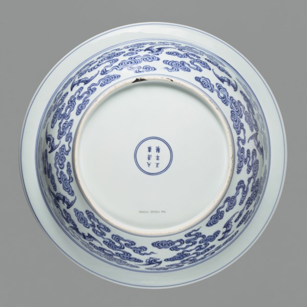 Platter on stand, blue-and-white porcelain, Qing dynasty, Yongzheng period 1723–1735. The platter