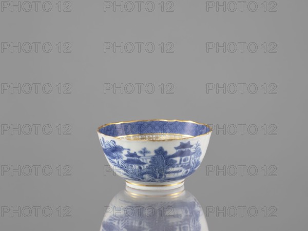 Teapot, ceramics, blue-and-white porcelain, Qing dynasty 19th century, 1644–1912, Chinese,