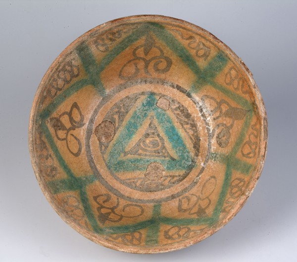 Bowl, Islamic art, Arabic culture, ceramic bowl with geometric ornament; decoration on the inner