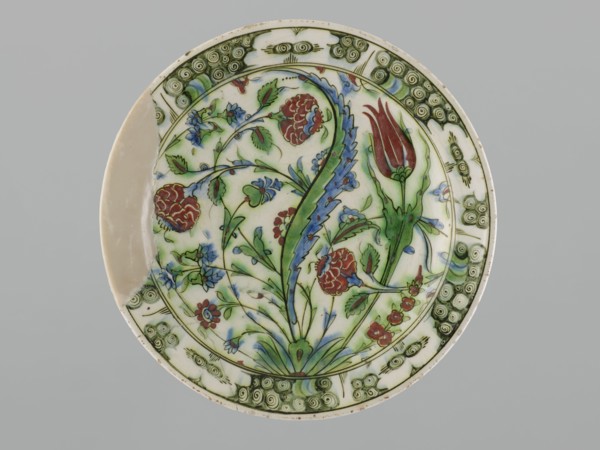 Plate;, Earthenware vessel Iznik, Turkey, 17th century; height 5.5 cm, diameter 30.5 cm.