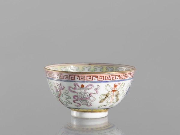 Bowl, gift, Qing dynasty 1644–1911, 19th century, China. Colored porcelain bowl on a foot, height 3