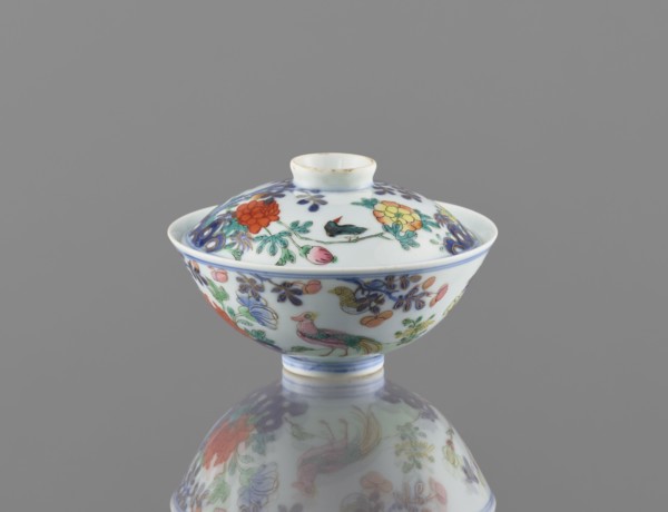 Bowl with a lid, Chinese, Qing dynasty, Qianlong period 1736–1795. Colored porcelain vessel