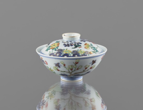 Bowl with a lid, Chinese, Qing dynasty, Qianlong period 1736–1795. Colored porcelain vessel, height